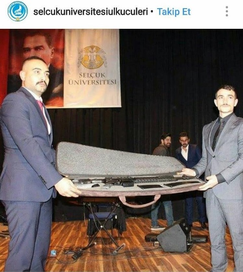 universitedeki-etkinlikte-tufek-hediye-eden-ulku-ocaklari-sorumlusu-hatira-amacli-hediye-etmistim-_5168_dhaphoto1.jpg