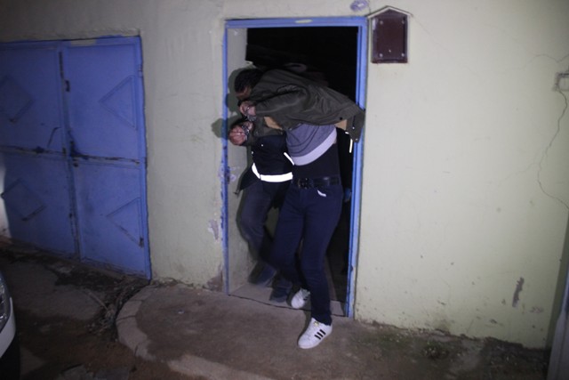 uyusturucu-tacirlerine-safak-operasyonu-28-gozalti--(4).jpg
