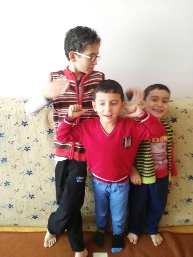 uzerine-reklam-panosu-devrilen-5-yasindaki-cocuk-10567686_3829_m.jpg