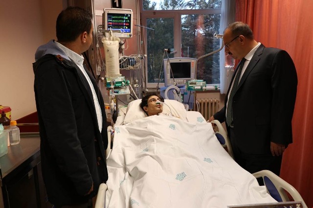 vali-canbolat’tan-bicaklanan-lise-ogrencisine-ziyaret--(2).jpg
