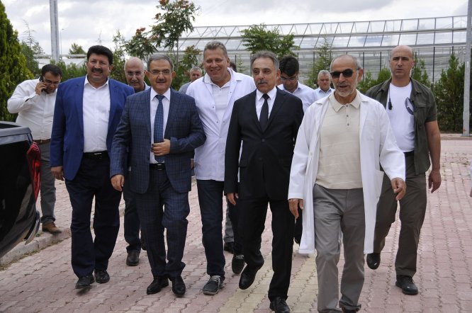 vali-cuneyit-orhan-toprak,--selcuk’ta-ziraat-seralarini-gezdi-(4).jpg