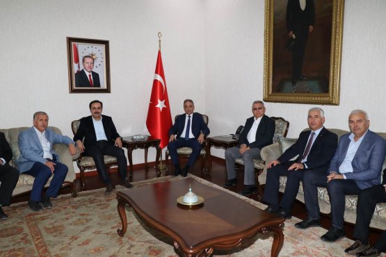 vali-toprak’a-ziyaretler-suruyor--(2).jpg
