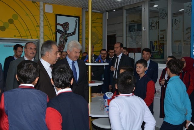 vali-toprak-karatay-hurriyet-ortaokulunu--(3).jpg