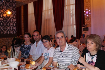 yardimci-beton-calisanlariyla-iftarda-bir-araya-geldi-(2).jpg