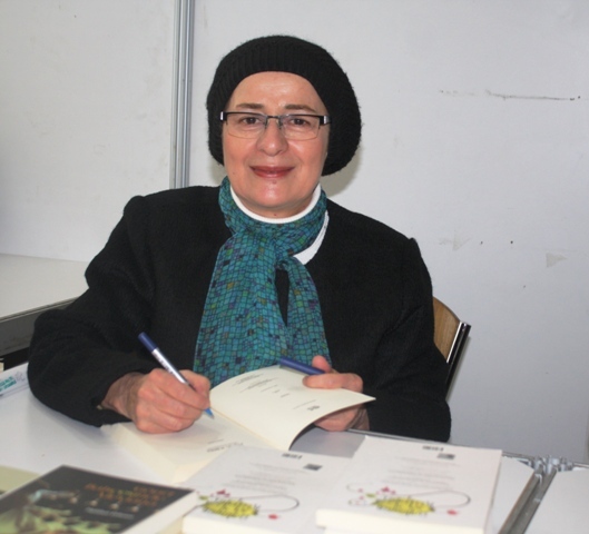 yazar-melahat-urkmez,-konya-kitap-gunlerinde-kitaplarini-imzaladi---(1).jpg