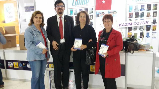 yazar-sahin-kitaplarini-imzaladi--(4).jpg