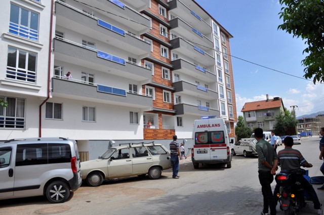 yeni-evinde-balkondan-duserek-hayatini-kaybetti-(4).jpg