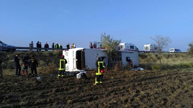 yolcu-otobusu-devrildi-3-olu,-19-yarali-(2).jpg