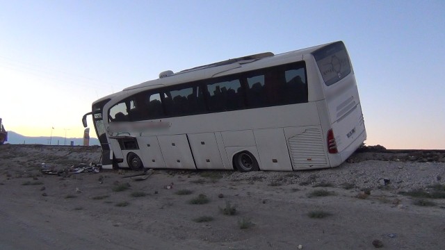 yolcu-otobusu-kamyona-carpti-1-olu,-20-yarali--(4).jpg