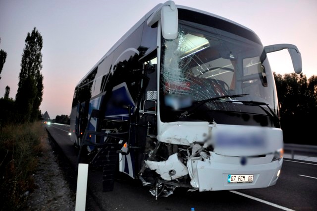 yolcu-otobusuyle-carpisan-traktor-uce-bolundu-2-yarali--(1).jpg