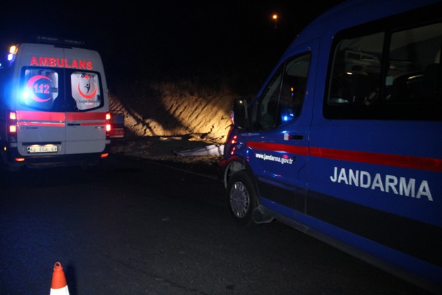 yolun-karsisina-gecmek-isteyen-yayaya-minibus-carpti-1-olu-(2).jpg