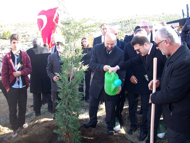 yunak’ta-40-bin-fidan-toprakla-bulusuyor-(2).jpg