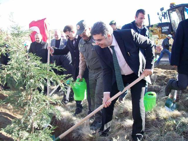 yunak’ta-40-bin-fidan-toprakla-bulusuyor-(4).jpg