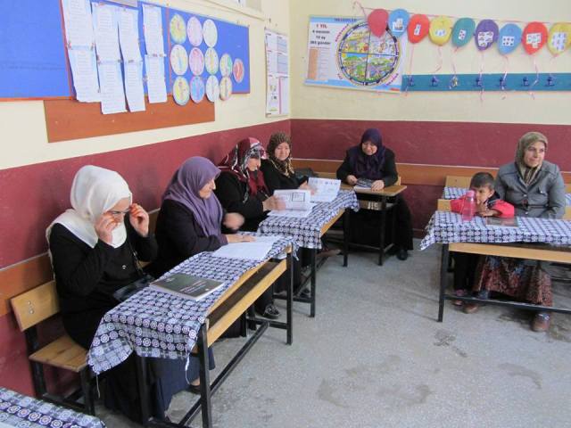 yunak’ta-okuma-yazma-kurslarina--yogun-ilgi-(3).jpg